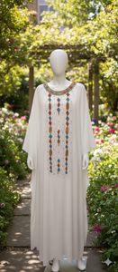 ชุดกะฟตันสีขาวยาวกรอมพื้น ผ้าจอร์เจียร์ ปักลายประณีตแบบดั้งเดิม ระบายอากาศได้ดี น้ำหนักเบา แขนยาว เหมาะสำหรับงานแต่งงาน - Product Image 3