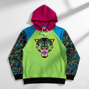 Sweat à capuche technique futuriste pour homme avec motifs néon vibrants et impressions de circuits numériques sur les manches, coupe classique - Product Image 4