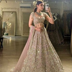 Ensemble Lehenga en or rose avec travail de sequins, dori et zari, jupe évasée de 3 mètres, chemisier Can Can et dupatta, tenue de soirée indienne pour mariage - Product Image 3