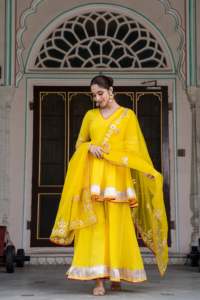 Conjunto de Sharara de Algodón Amarillo Brillante Fishly - Conjunto de 3 Piezas: Kurta de Algodón con Encaje Gota, Sharara y Dupatta de Organza con Trabajo Gotapatti - Product Image 3