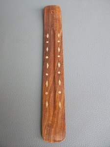 Porte-encens en bois de manguier fait main 26 cm, brûleur d'encens en bois, support décoratif aromatique pour bâtonnets d'encens - Product Image 1