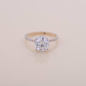 Anillo de Compromiso y Boda con Diamante Cultivado en Laboratorio, Corte Brillante Redondo, Certificado por IGI, en Plata de Ley 925 con Banda Pavé - Product Image 1