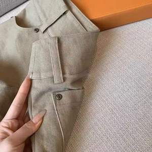 Shorts de mezclilla para mujer con un elegante acabado lavado, comodidad elástica y un look casual moderno, perfectos para guardarropas a la moda. - Product Image 4