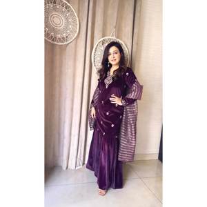 ATRACTIVA VISCOSA TERCIOPELO BORDADO SECUENCIA TRABAJO TOP SHARARA CON DUPATTA VINO - Product Image 1