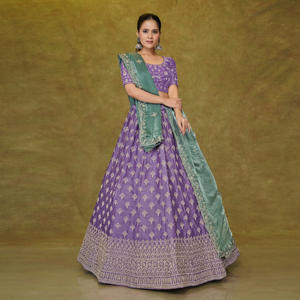 Lehenga Choli de Seda Fendi con Bordado Zari, Falda Acampanada, Blusa Tejida, Dupatta Elegante en Contraste, para Fiestas y Bodas Tradicionales - Product Image 3