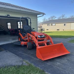Tracteur Kubota BX2380 avec chargeur et tondeuse, unité de puissance automatique performante, prêt pour les travaux agricoles, de jardinage et de maintenance de propriétés. - Product Image 3