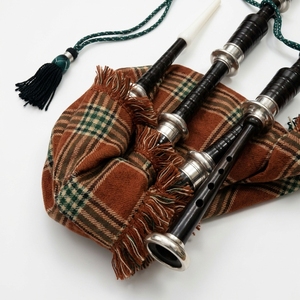 Bagpipe écossais artisanal en bois de rose, motif tartan marron, avec montures argentées, taille standard, ensemble musical écossais - Product Image 2