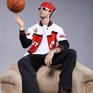 Chaqueta Varsity Edición Limitada Outlaw para Hombre, Roja, Blanca y Negra, Estilo Bomber Casual con Diseños de Parches e Impresión por Transferencia de Calor - Product Image 5