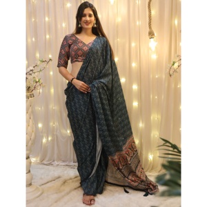 Beau Saree en crêpe imprimé numérique bleu saree avec chemisier - Product Image 1