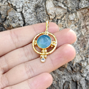 Pendentif de créateur en chalcédoine bleu ciel, cabochon rond, avec accent de micro-cz, plaqué or 18 carats, bijoux fantaisie. - Product Image 2