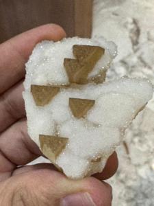 Calcedoine blanche naturelle avec pierre de calcite |   Cristal décoratif pour la décoration de la maison et du bureau - Product Image 3