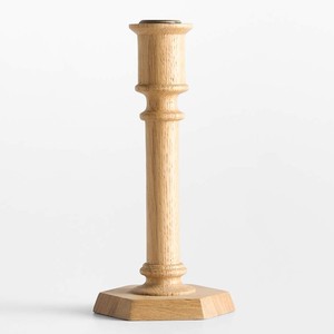 Candelabro de madera natural con diseño de columna torneada y base hexagonal para decoración rústica de mesa - Product Image 1