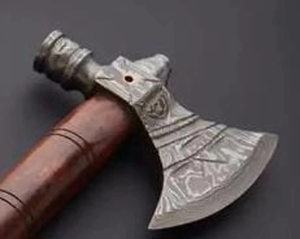 Hacha Vikinga Hecha a Mano con Mango de Madera de Fresno Grabado y Funda de Cuero con Grabado en la Cabeza - Product Image 3