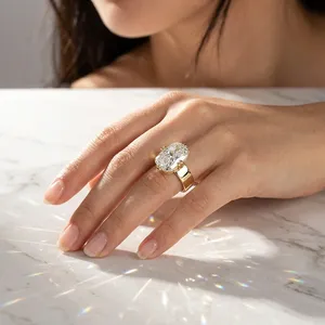 Bague de fiançailles classique en or massif 18 carats pour femme, diamant de laboratoire taille coussin de 6,00 carats, certifié IGI, directement de l'usine - Product Image 3