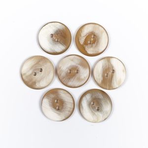 Bouton de vêtement classique rond poli en corne de buffle, 2 trous, fait main, écologique, pour manteau et chemise, Uttar Pradesh - Product Image 2
