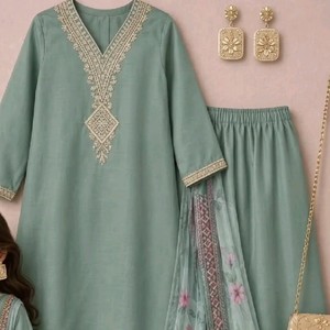 Ensemble Salwar Traditionnel Ethnique Brodé en Coton et Mousseline pour Femme avec Châle Floral – Respirant, Idéal pour le Quotidien Printemps-Été (Inde) - Product Image 3