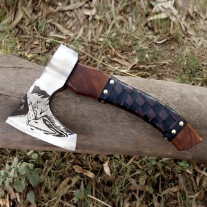Hacha de acero grabada a mano con mango de madera y empuñadura de cuero tejido para acampar al aire libre y bushcraft. - Product Image 1