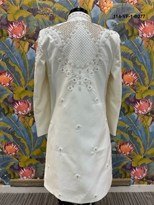 Conjunto de Sherwani Indo-Occidental Geométrico Plateado con Cuentas Hexagonales Plateadas y Base de Circuito Crema Divine Touch - Product Image 4