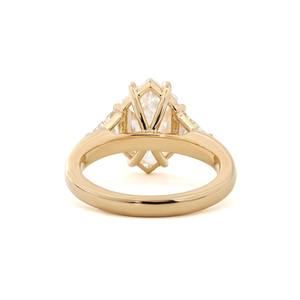 Bague tendance pour femme en or jaune 14 carats avec diamant de laboratoire hexagonal allongé de 3 carats et pierres latérales triangulaires - Product Image 4