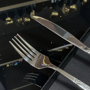 ชุดช้อนส้อมสแตนเลสสวยงาม ดูหรูหราและเหนือกาลเวลา เข้ากับทุกการตกแต่งโต๊ะอาหาร - Product Image 3