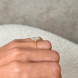 Anillo de Compromiso Clásico con Diamante Cultivado en Laboratorio de Corte Marquesa de 1 Quilate, Certificado IGI, E-VVS2, Solitario con Halo Oculto, Banda de Oro Sólido de 14k - Product Image 4