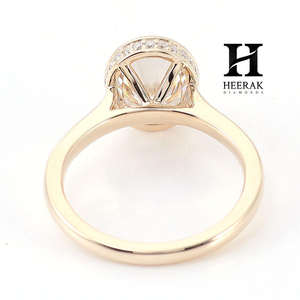 Bague de fiançailles moderne en or jaune 14 carats avec diamant de laboratoire taille ovale serti clos, halo dissimulé et style vintage millgrain - Product Image 4