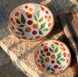 Cuencos de cerámica hechos a mano con borde de madera y diseño de tomate rojo y hojas a precios económicos - Product Image 1