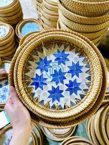 Bandeja Contemporánea de Ratán Natural con Incrustaciones Artísticas de Madreperla Floral, Marco Tejido a Mano, Bandeja Decorativa para Eventos - Product Image 6