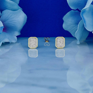 Boucles d'oreilles clous en or jaune avec diamants de laboratoire pavés en forme de coussin - Product Image 1