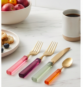 Ensemble de couverts modernes avec manches en résine colorée, finition or mat, passe au lave-vaisselle, pour les fêtes et la cuisine - Product Image 3