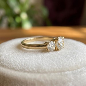 Anillo de Compromiso de Tres Moissanitas para Mujer, Anillo de Boda con Diamante de Corte Redondo Brillante, Chapado en Oro Amarillo - Product Image 2