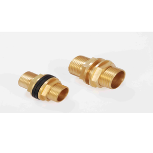 Raccord de réservoir en laiton de précision pour les systèmes de stockage et de distribution de liquides industriels - Product Image 1