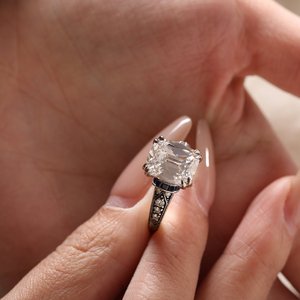 Bague Solitaire Premium en Or Massif 18K Bicolore avec Diamant de Laboratoire de 4,5 carats, Coupe Ancienne Inspirée de l'Époque Antique, Accents Saphir Bleu - Product Image 5