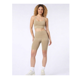 Conjunto Active Yoga Mocha hecho con tela elástica premium, transpirable y cómoda, ideal para yoga, entrenamiento en el gimnasio y fitness. - Product Image 1