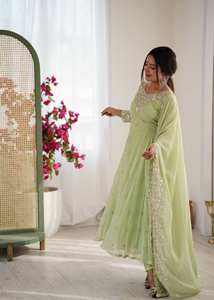 Conjunto Anarkali de Diseño Estilo Bollywood - Detalles Brillantes con Lentejuelas Arcoíris y Moti - Product Image 2