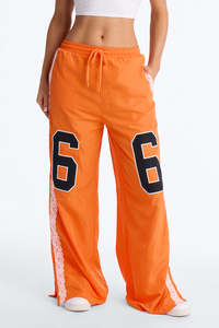 Pantalon de survêtement graphique orange personnalisé pour femme, coupe large avec lacets latéraux, décontracté, avec cordon de serrage, fabrication OEM, pantalon pour homme - Product Image 2