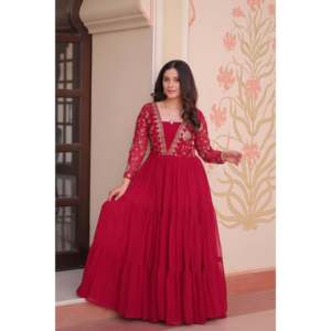Robe de bal longue avec embellissements en cristaux, perles et plumes - Product Image 5