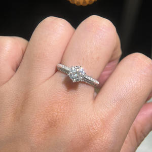 Anillo de Compromiso Solitario con Diamante Cultivado en Laboratorio, Corte Redondo Moderno, VVS, Plata de Ley 925, Joyería Elegante para Novia - Product Image 1