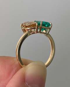 Fabricante de Joyería, Anillo de Compromiso Personalizado de Plata de Ley 925 con Esmeralda Verde en Forma de Pera y Moissanita de Doble Piedra - Product Image 4