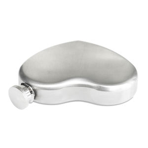 Flacon à whisky élégant en forme de cœur, en acier poli, pour proposition de demoiselle d'honneur et événements en plein air - Product Image 2