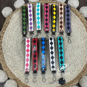 Porte-clés en cuir de vachette fait main personnalisé OEM avec bracelet de poignet et lanière colorée tendance ornée de diamants - Product Image 1