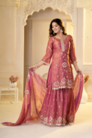Ensemble de costume Fendy en soie avec sequins et broderies multiples, haut avec pantalon Sharara doublé et dupatta brodée UV 153