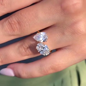 แหวนเพชรทรงรีและทรงหยดน้ำ 3 กะรัต แบบ Toi Et Moi เพชรเพาะเลี้ยง พร้อมแหวนทองคำ 14K แบบ Toi Et Moi แหวนเพชรรูปหัวใจทองคำ 14K - Product Image 4