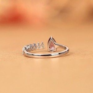 แหวนเพชรทรงรีและทรงกลมสามแถว ประดับเพชรแล็บโกรว์ บนตัวเรือนทองคำแท้ 14K แหวนหมั้นดีไซน์โดดเด่น ทันสมัย สง่างาม - Product Image 6
