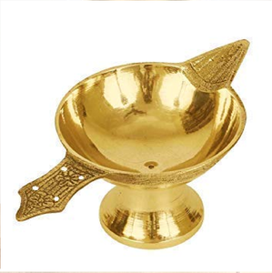 Diya en laiton portatif avec une poignée sculptée ornée et un bec verseur à mèche unique sur une base évasée robuste, à prix de gros. - Product Image 1