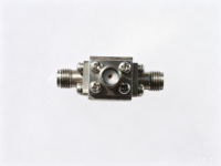 Circulateur coaxial à faible perte 0,35-0,6 dB perte d'insertion 16-20 dB isolation 200 W puissance moyenne pour applications radar de défense