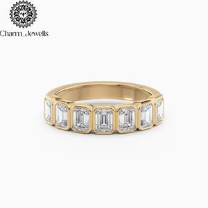 Bague de fiançailles et d'éternité classique pour femme en or jaune avec moissanite taille coussin, sertie à griffes, certifiée IGI - Charm_Jewells - Product Image 1
