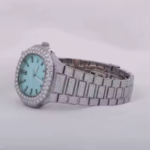 Reloj de lujo con diamantes de moissanita premium, con piedras brillantes y un estilo sofisticado para ocasiones formales, procedente de la India. - Product Image 3