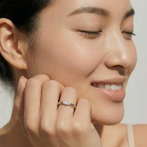 Anillo Solitario de Moissanita con Corte Marquesa East West, Anillo de Compromiso Moderno Minimalista con Media Engaste, Plata 925 - Product Image 3