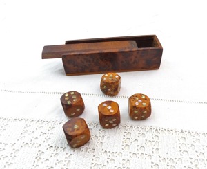 Jeu de dés en bois de haute qualité et ensemble de jeux de société traditionnels avec boîte de rangement pour enfants et adultes, objet de collection décoratif - Product Image 1